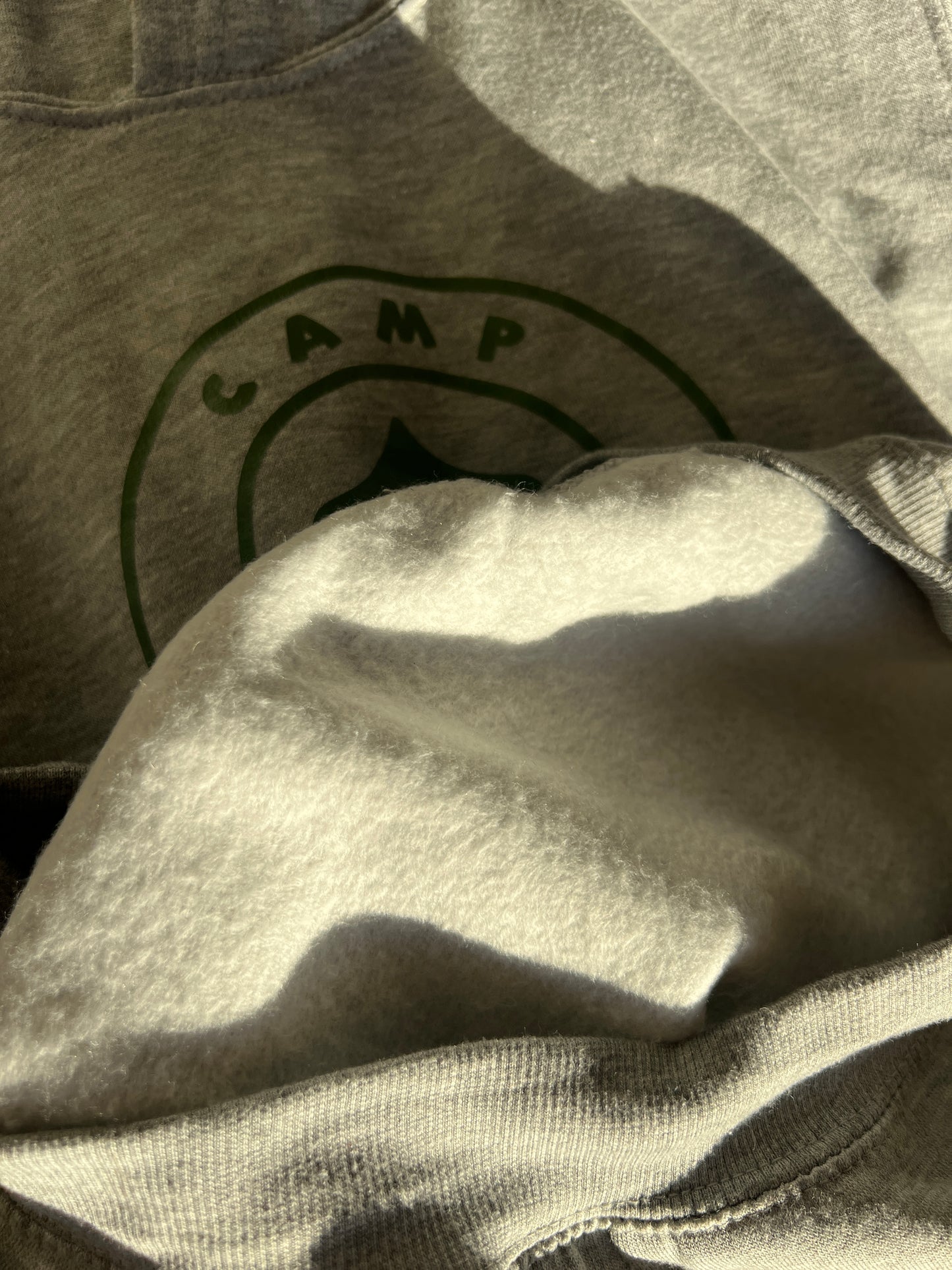 Sudadera Treetop gris con capucha y bolsillo canguro